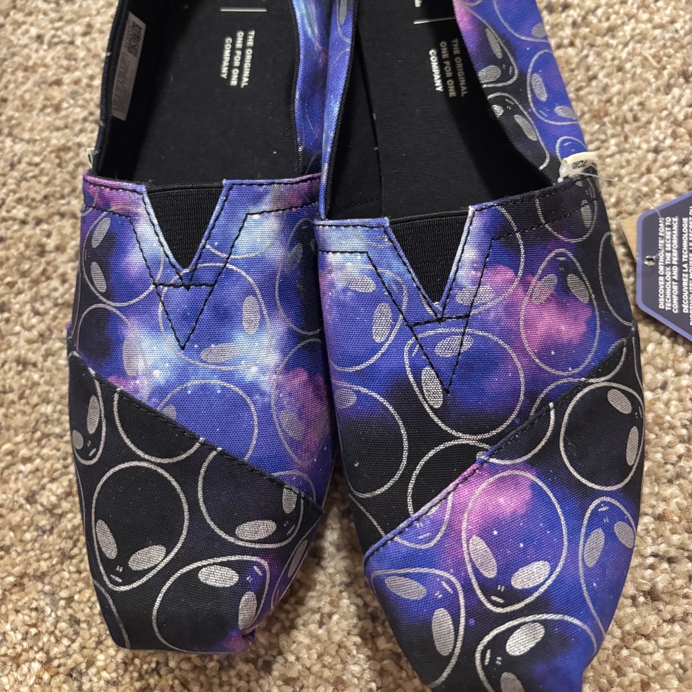 Alien Toms NWT
